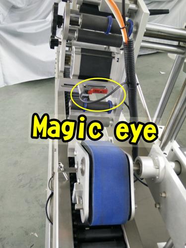 Kiçik yuvarlaq şüşələr üçün yüksək sürətli Delta servo etiket mühərrik sürücüsü flakon etiketləmə maşını