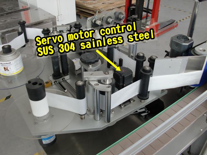 Etiket özünə yapışqan üçün 5 galon qapaqlı iki tərəfli avtomatik etiketləmə maşını