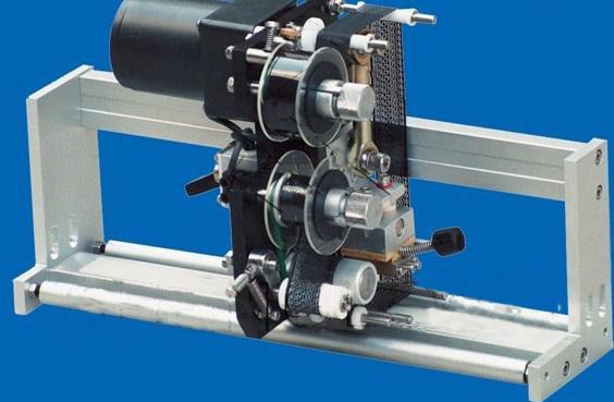 Özünə yapışan etiket etiketləmə maşını fincanları etiketləmə maşını yaxşı bilinən əsas çevirici