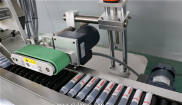 Servo Motor Flakon Etiket Etiketləmə Maşın Avtomatik Sitkcer Ampul Borusu