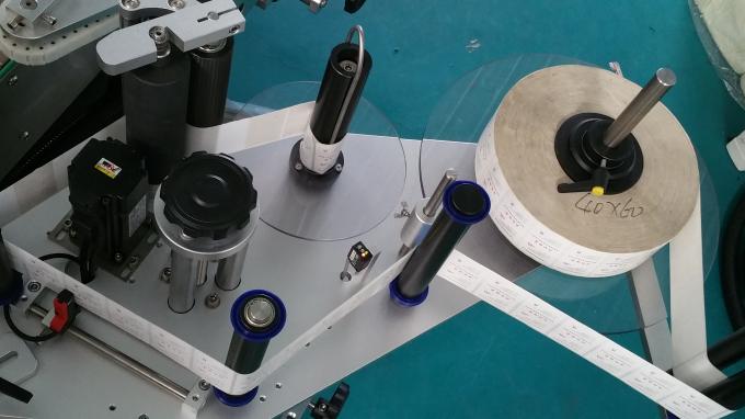 25kg Küp Kvadrat Şüşə Etiket Tətbiq Maşın, Qidalanma Şüşələri ilə Etiketləmə Maşın Stabil Sürət