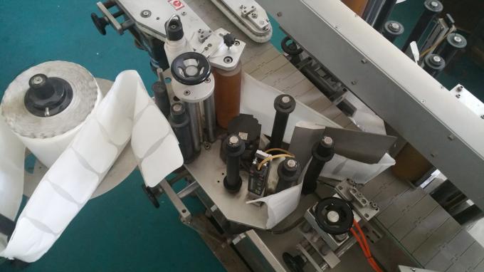 25kg Küp Kvadrat Şüşə Etiket Tətbiq Maşın, Qidalanma Şüşələri ilə Etiketləmə Maşın Stabil Sürət