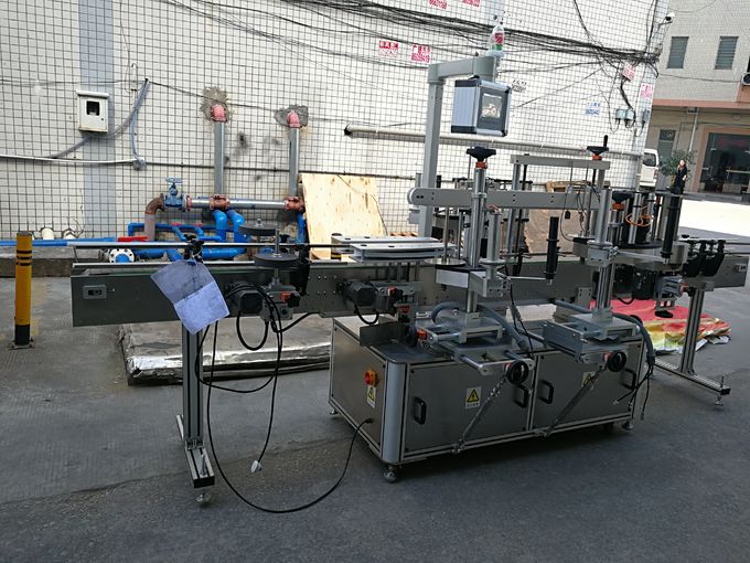 Üç Etiketli Öz Yapışqan Etiketləmə Maşın 110V / 380V Gərginlik